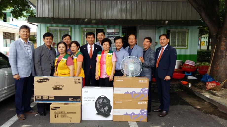 대전둔산로타리 클럽,' 중촌동 한가족 빨래방 가전제품 기증' 이미지
