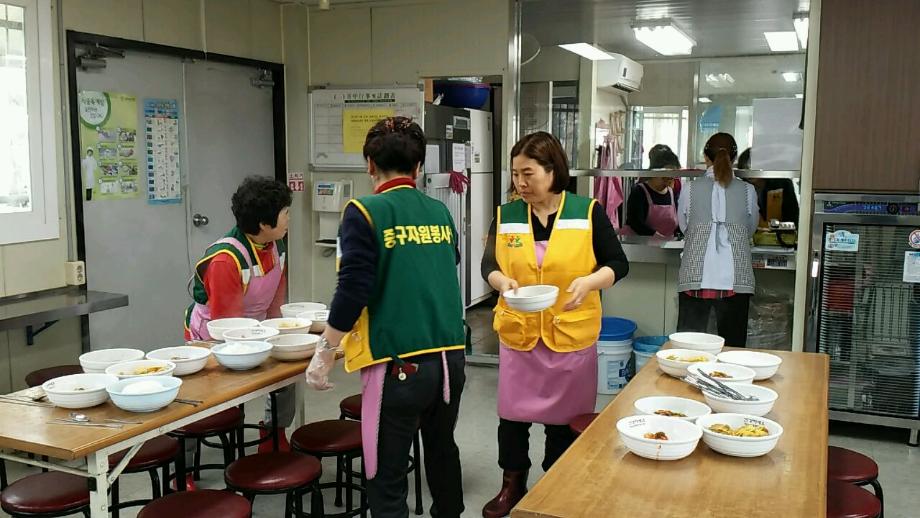 중촌동 자원봉사회 노인무료급식소(효심정) 배식봉사 활동. 이미지