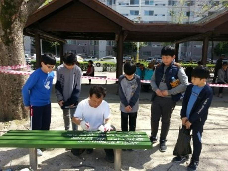 오늘은 태평초 운동장 벤치를 예쁜그림으로 클린했습니다 이미지