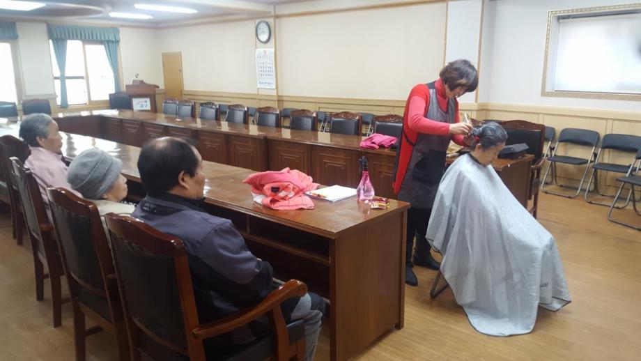 독거노인 이미용봉사 이미지