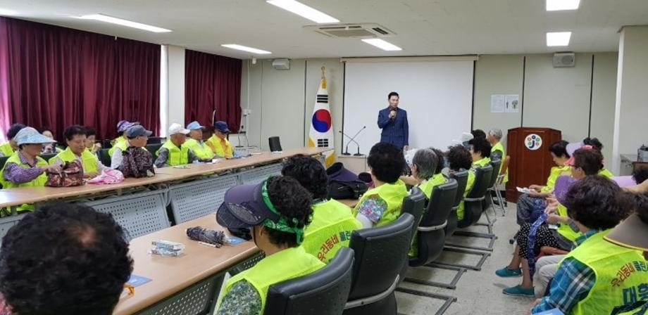 아이스 스카프 전달 및 폭염대비 건강수칙 안내 이미지