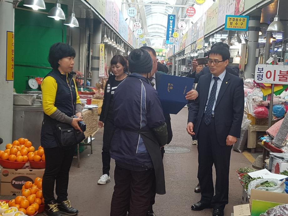 문창시장 서완순님 표창장 전달 이미지