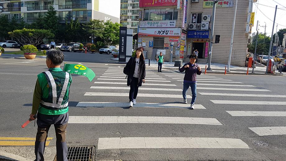 산성동, 새마을협의회 안전지킴이 교통캠페인 전개 이미지