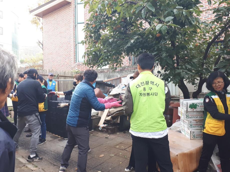 문화2동자원봉사협의회원과 중구환경노조원이 함께하는 사랑의 연탄배달 봉사 이미지