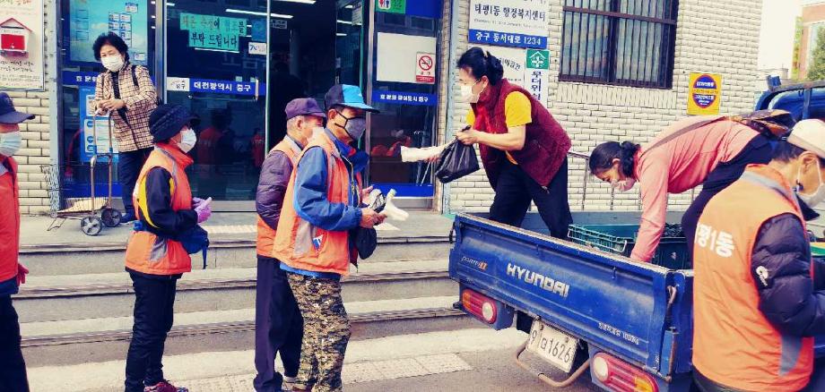 태평1동, 통장협의회장 관내 어르신들에게 떡, 과일 나눔 봉사 이미지