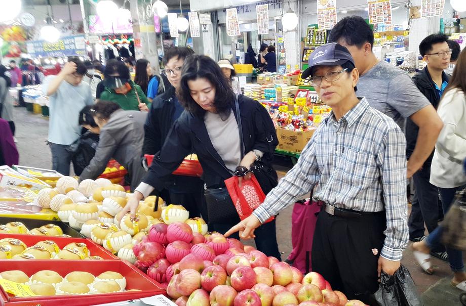 ‘흥정하고 맛보고’사람향기 밴 태평전통시장 - 추석 전 시장찾아 대목상황 살펴 전가족 출동  - 이미지