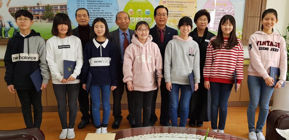 중구지회 베푸는 사랑의 孝앞장 - 모범생 8명 발굴 효행상 표창 경로당 144곳 참여 기금마련 - 이미지