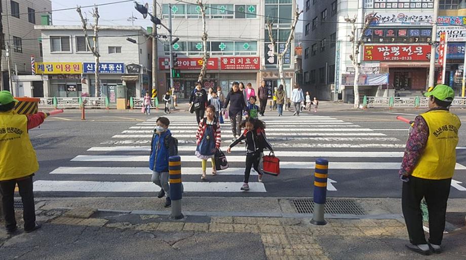 내 손주처럼 보살 핀다 - 노인 사회활동 참여, 어린이 안심 등교 - 이미지