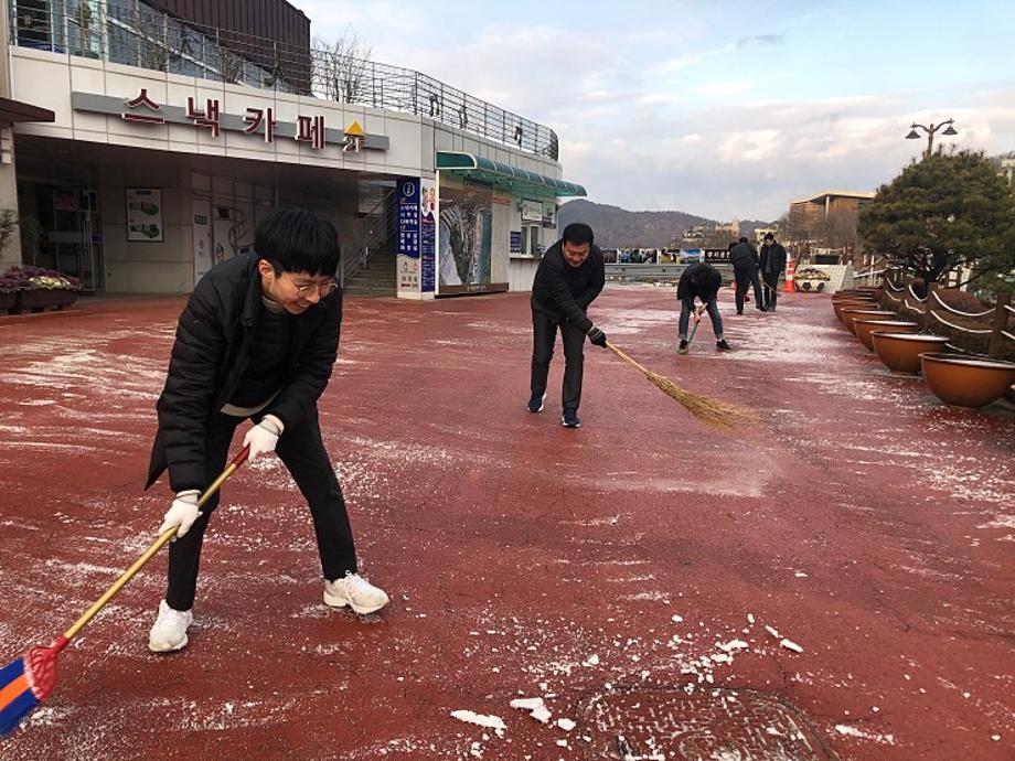 적은 눈이라도 제설작업 이미지