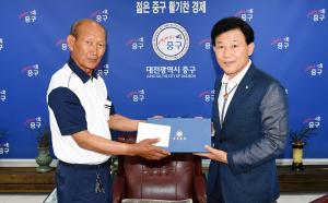 류지현씨 국무총리 감사장과 선물 전달식