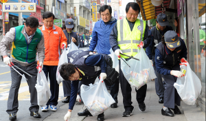 간부공무원과 시민이 함께 참여(자율)하는 거리 청소