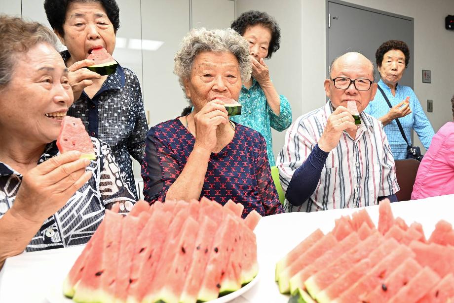 초복맞이 삼계탕 및 수박 제공(유천1경로당)