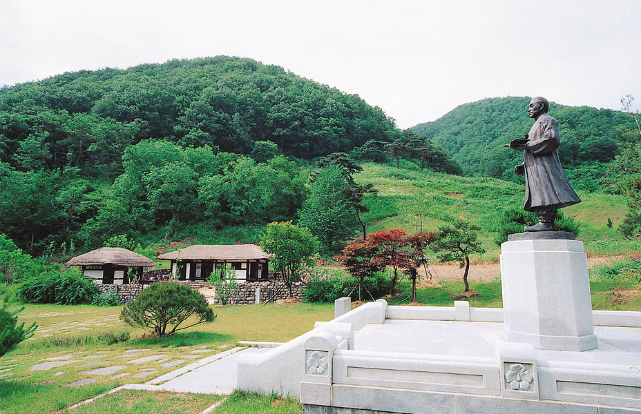 공원안내도의 전망대(삼남탑), 팔각정(자산정), 후면공원, 만성산(해발266m), 방아미다리, 생태숲, 뱃놀이터, 신착로, 전면공원, 산림욕장, 생태숲, 수변무대, 공원안내도, 화장실, 한국족보박물관, 국궁장, 뿌리깊은샘물(분수대), 중앙광장, 공원안내도, 잔디광장, 수변스텐드, 유등천, 만성보(라바보), 관광안내소, 만성교, 캠핑장, 하상주차장의 안내도입니다.